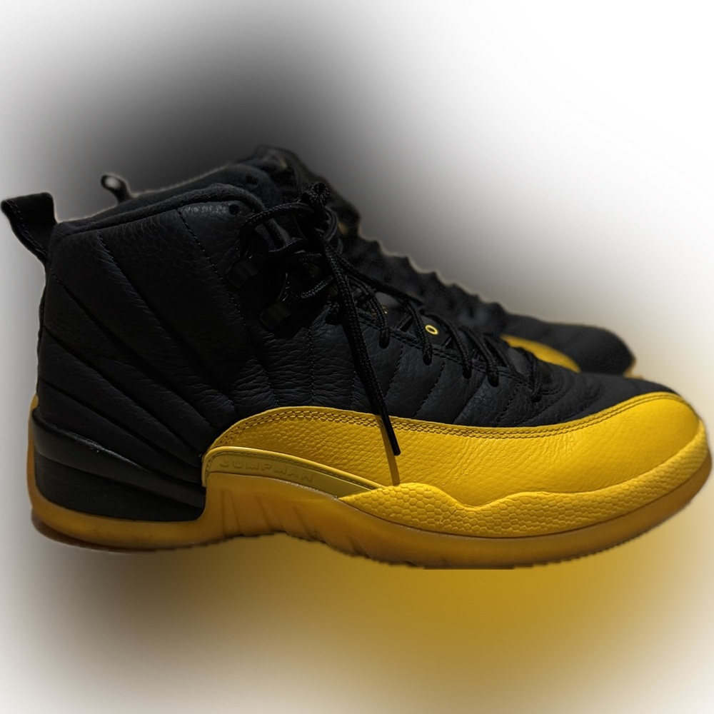 Jordan Men's Black and Yellow Sneakers